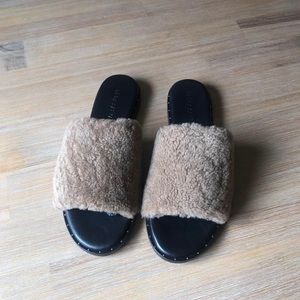 Freda Salvador Simone Shearling Sandal - Brown. Women’s size 9.